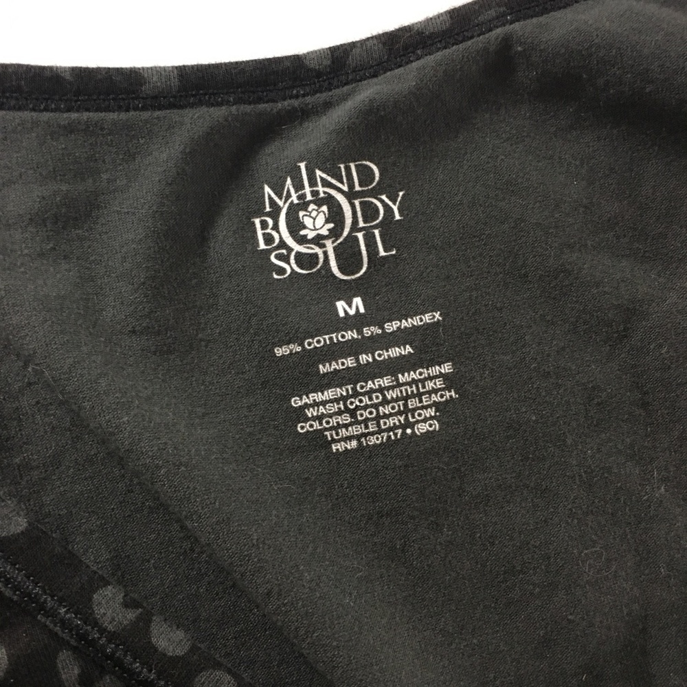Mind Body Soul Women's Pullover Shirt Size Medium Kangaroo Pocket Black Floral - Picture 5 of 8